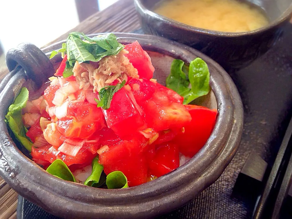 Snapdishの料理写真:おりぃ🎀さんの料理 テレビでみかけたトマト丼🍅|ともちゃんさん