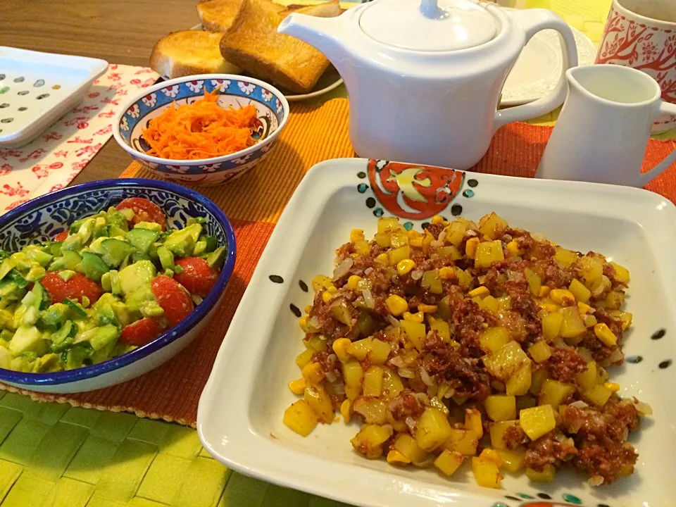 Corned beef hash, avocado mozzarella tomato salad, carrot salad breakfast|Junya Tanakaさん