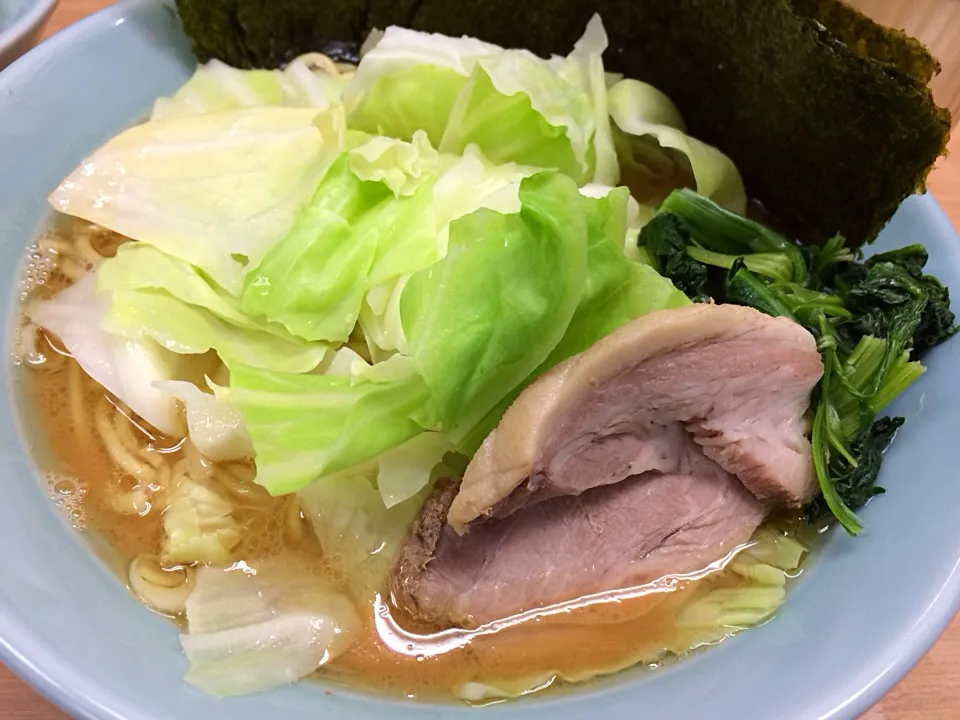 Snapdishの料理写真:のり増しラーメン キャベツ 中盛り かため 濃いめ|tecklさん