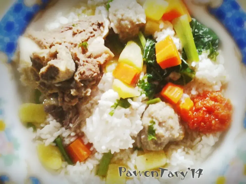 menu maksi hari ini,sop tulangan sapi plus sambal tomat.
Cocok sama suasana Bontang yg lagi mendung gerimis.
biasa nasinya lebih dari itu, karena mau di aplod j|taryさん