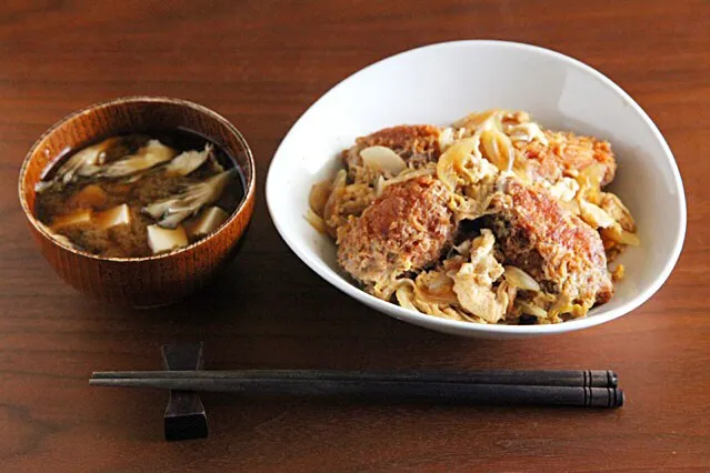 Snapdishの料理写真:カキフライ丼、炙り舞茸の味噌汁|マユマユさん