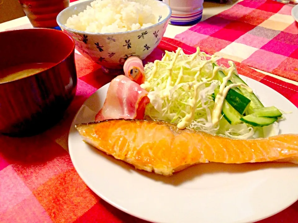 朝ごはん＊焼鮭、ベーコン、千切りキャベツ、お味噌汁|ひかるんさん