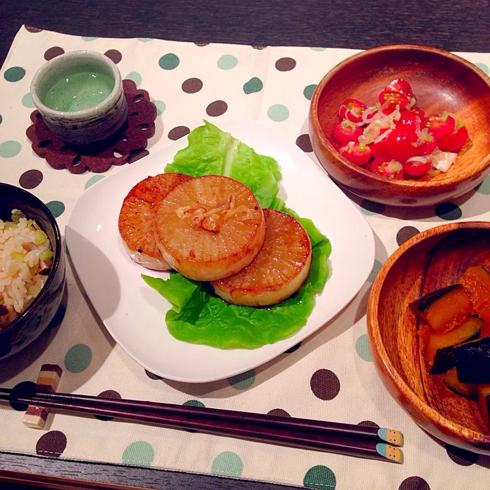 大根ステーキとかぼちゃの煮物、トマトネギサラダとしめじ炊き込みご飯|かぴこさん