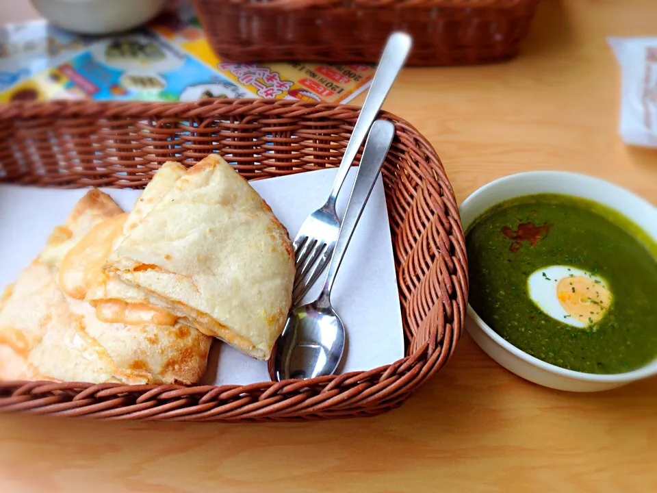 ほうれん草カレーとチーズナン|ななさん