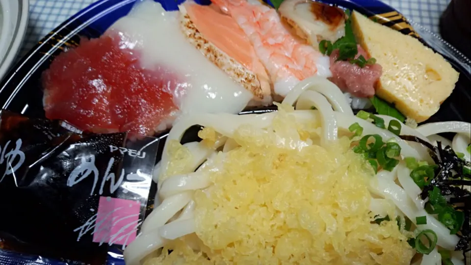 Snapdishの料理写真:ちらし寿司うどんセット　エコス|sakumaさん