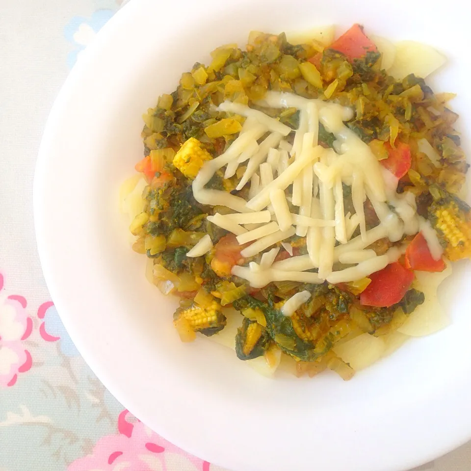 potato, spinach, tomato, onion, baby corn, cheese. curry taste|Meeさん