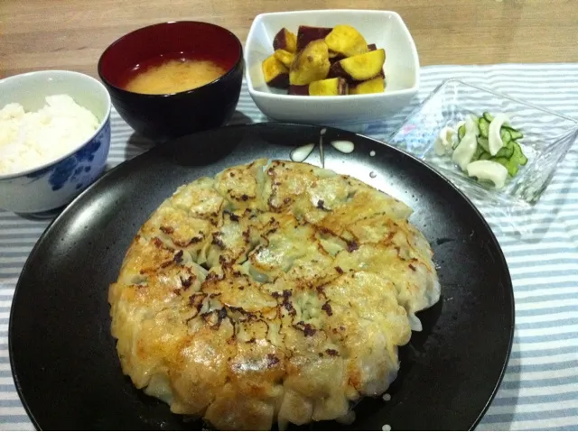 餃子・さつまいも甘辛煮・イカとキュウリ酢の物・玉ねぎ人参味噌汁|まーままさん