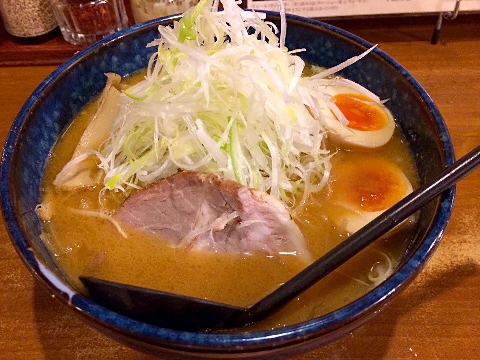 Snapdishの料理写真:札幌すすきの みのやの焙煎味噌ラーメン|もうちゃんさん