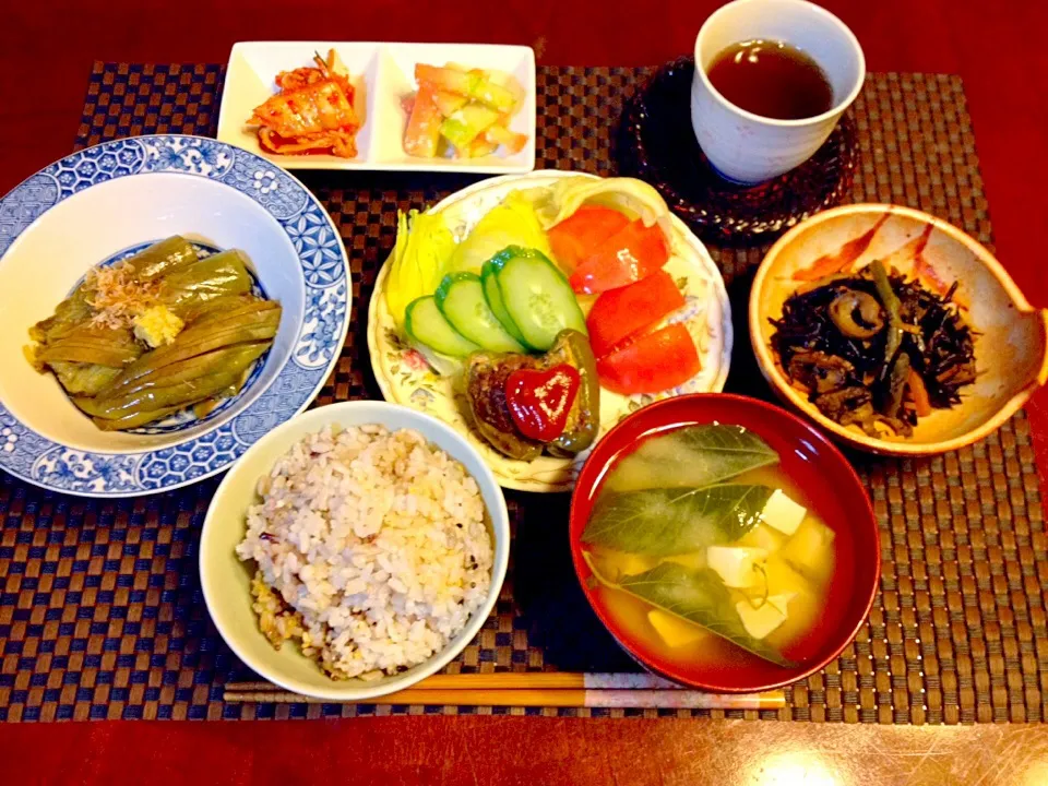 肉詰めピーマン♥︎茄子の煮浸し♥︎マダーボール(スイカ)の白い部分を使った塩麹漬けもの♥︎ひじき炒め♥︎モロヘイヤと豆腐のお味噌汁|ゆ♡き♡えさん