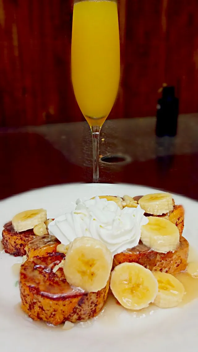 Snapdishの料理写真:French toast baguette topped with macadamia nuts, banana and homemade coconut syrup|Jiraphon Gさん