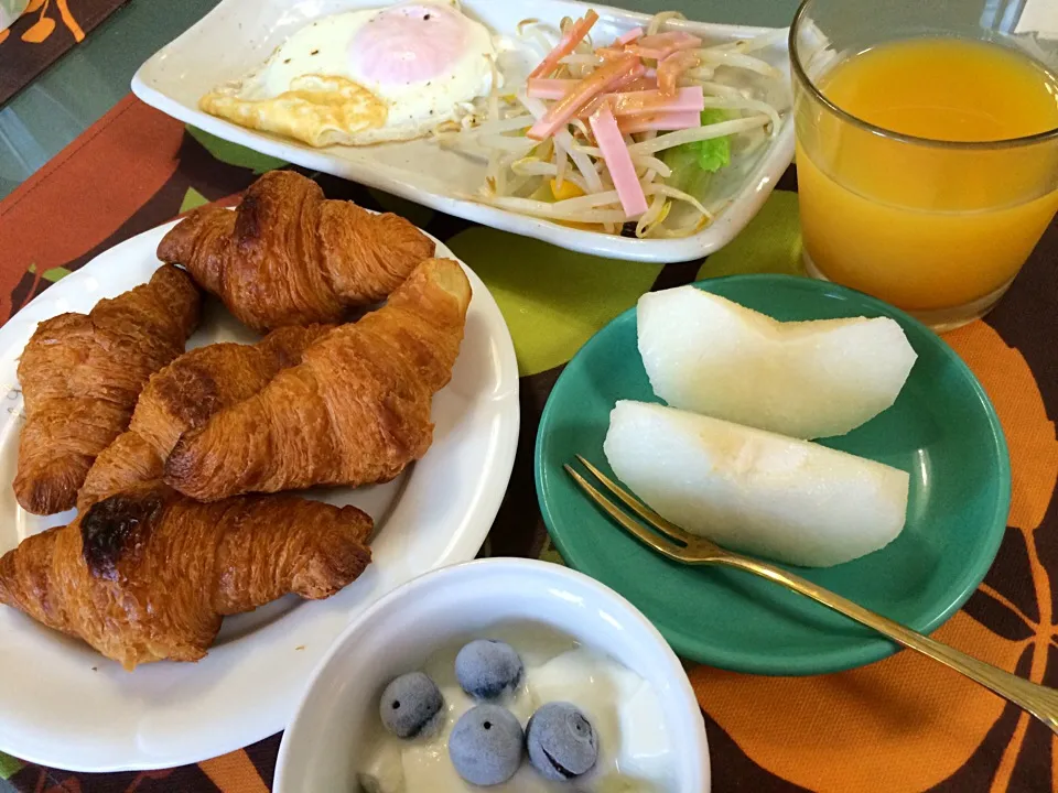 休日の朝はドンクのクロワッサン|うーやんさん