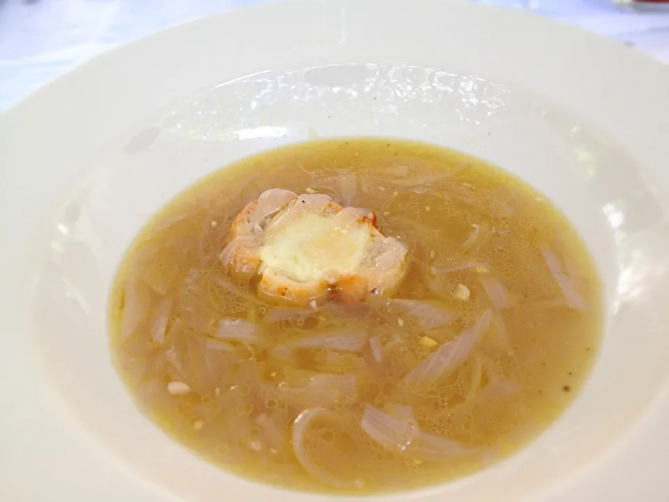 Sopa de cebolla caramelizada en reduccion de vino tinto|チビミミさん