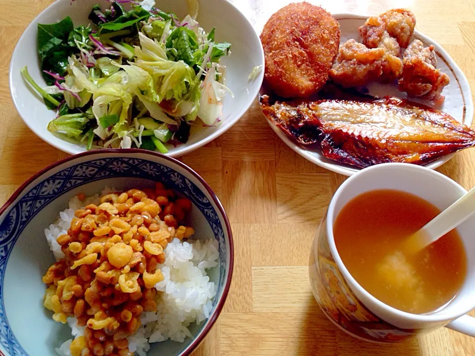 Snapdishの料理写真:天かすの納豆ご飯・シジミの味噌汁・鯵の開き・鶏唐揚げ・コロッケ・緑黄色野菜のサラダ|Tarou  Masayukiさん