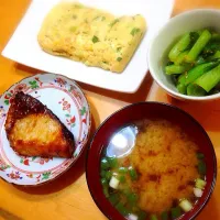 鰤の照り焼き、ねぎ入りだし巻き、青梗菜のお浸し、しめじのお味噌汁|あいさん