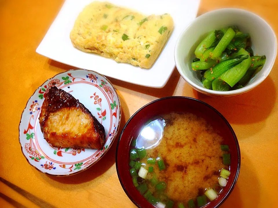 鰤の照り焼き、ねぎ入りだし巻き、青梗菜のお浸し、しめじのお味噌汁|あいさん