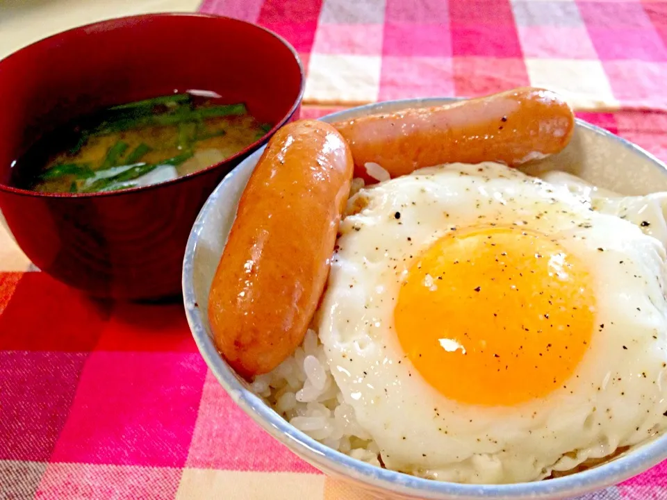 朝ごはん＊目玉焼きウインナー丼、ニラと豆腐の味噌汁|ひかるんさん