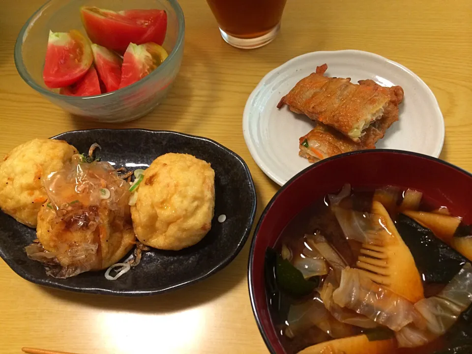 お豆腐屋さんのがんもどきみたいなお惣菜、練り物、筍とわかめとキャベツのお味噌汁、トマト。|liccaさん