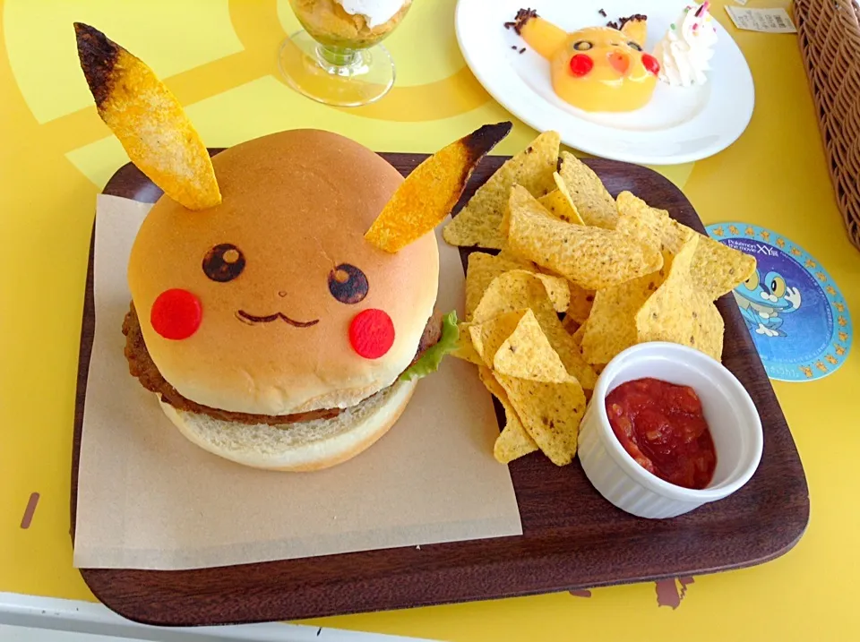 ポケモンカフェにて。ピカチュウの照り焼きバーガー|Eins1173さん