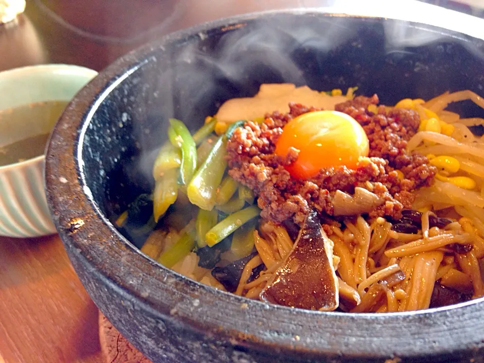 Snapdishの料理写真:石焼きまぜご飯、ワカメスープ|虎キチ6さん