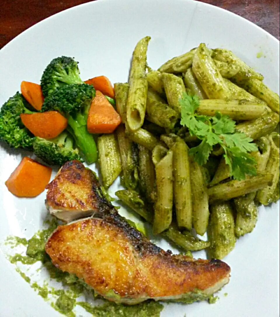 Pan-Fried Sea Bass with Penne Pesto Sauce|Jeab Lertさん