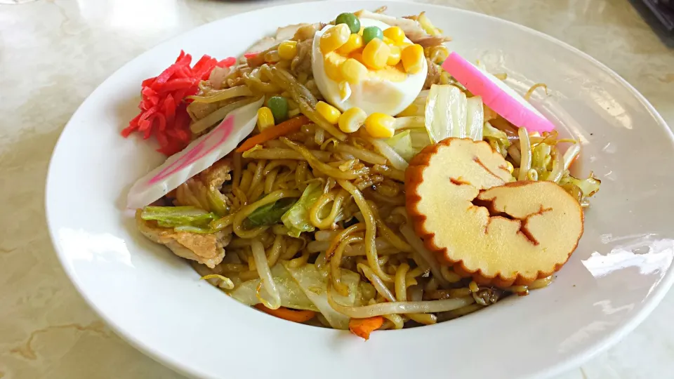 上尾の中華屋さんで頼んだ五目焼きそば
何かイメージと違う気が(^_^;)|三宅章人  Akihito Miyakeさん