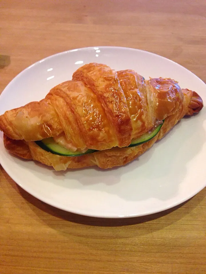 Snapdishの料理写真:Smoked Salmon Croissant|willklhさん