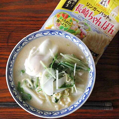 リンガーハットの即席麺、水菜と蒲鉾、卵を加えて。|マユマユさん