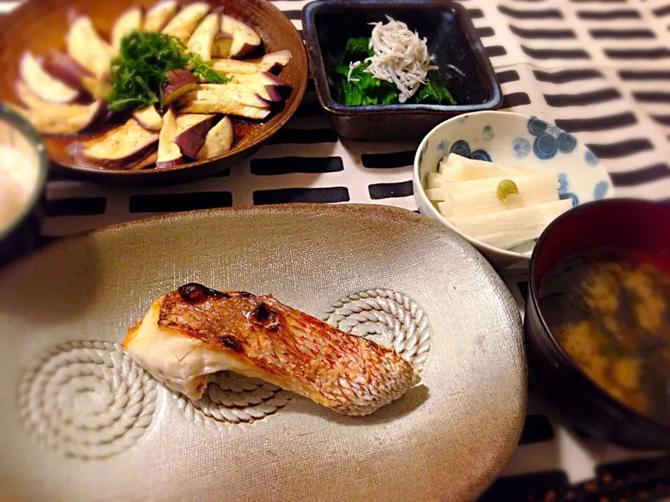 Snapdishの料理写真:鯛の塩焼き🍀長芋の短冊🍀ほうれん草のお浸し🍀蒸し茄子ゴマぽん酢🍀ワカメのお味噌汁|mochaさん