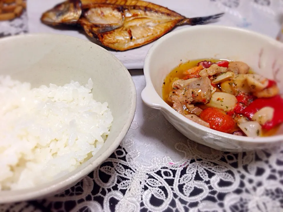 Snapdishの料理写真:アヒージョと鯵の開きの晩ご飯|やすさん