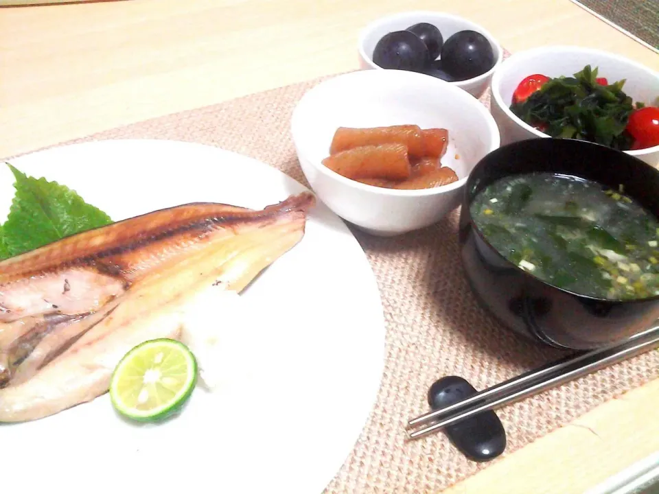 【今日の猫まんま】ホッケの一夜干し、蒟蒻の炒め煮、わかめとミニトマトのサラダ、キャベツとわかめの味噌汁、巨峰。


秋刀魚食べたかったのに開きしか売ってなくて結局ホッケに。|梨花さん