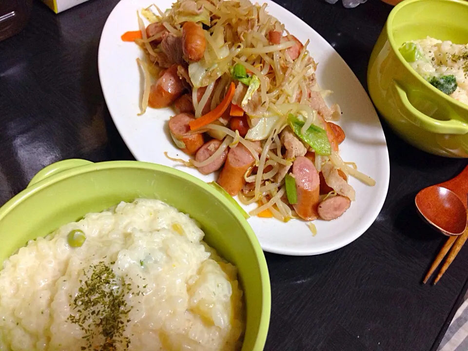 今日の晩ご飯は、チーズリゾット、ウインナーと野菜の洋風炒め。|ゆえさん