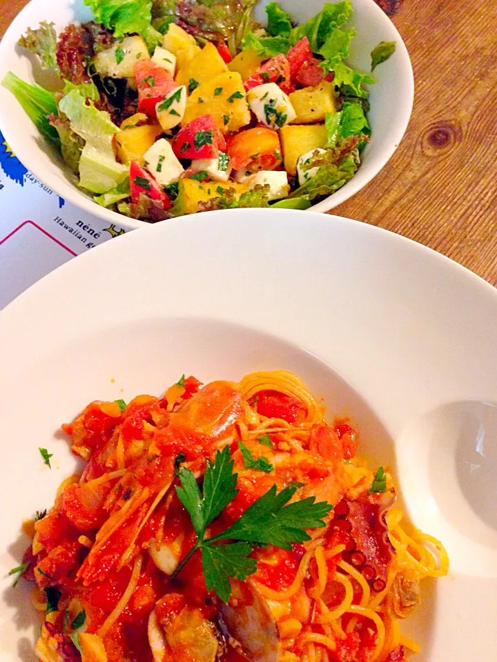 ペスカトーレ🐙🍅トマトとモッツァレラ、ローストポテトのサラダ🍅💛|まみりんごさん