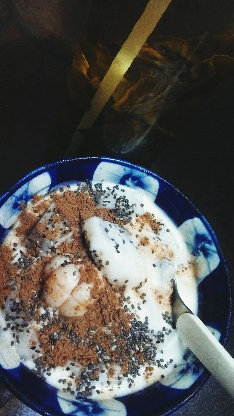 plain yogurt topping w drangon fruit, cocoa powder and some chia seeds. Cheap clean snack here we gooo~|AngelaVoさん