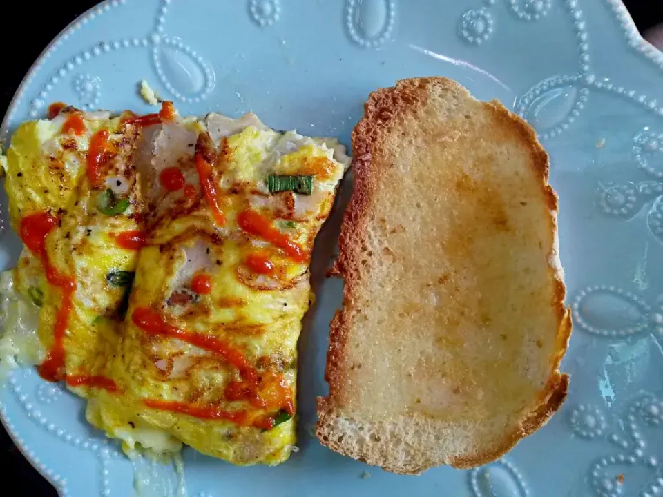 Turkey omelet with Sriracha|stephanie maioranoさん