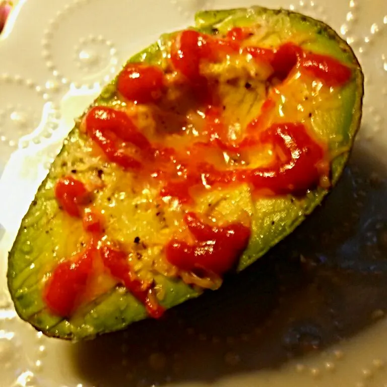 Sriracha baked avocado|stephanie maioranoさん