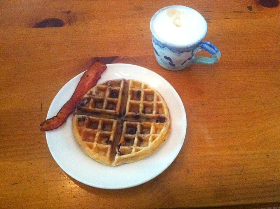 Aretha Frankentein Waffle, Nueske's Bacon & a blend of Blue Bottle & Handlebar Coffee. Perfect breakfast for a long weekend.|chris olmsteadさん