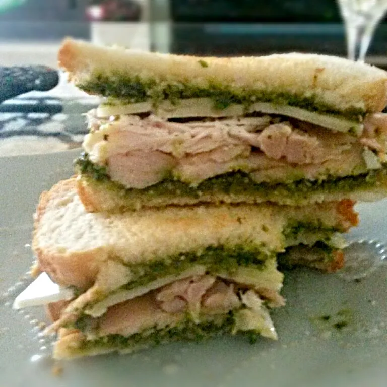 Snapdishの料理写真:chicken pesto sandwich:)|stephanie maioranoさん