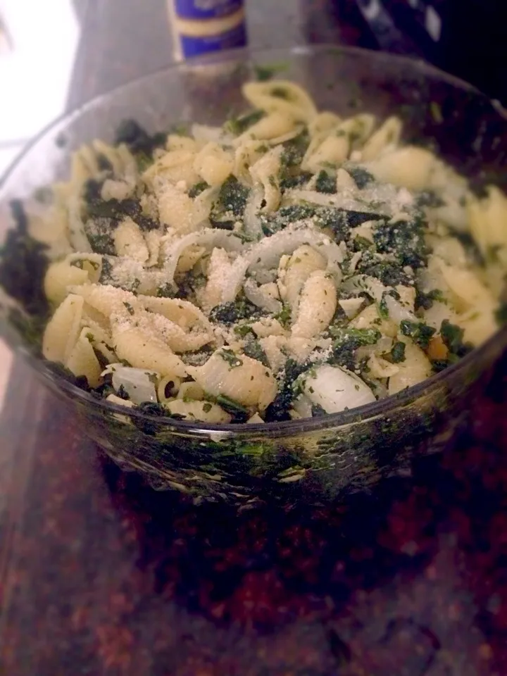 Snapdishの料理写真:Pasta shells and cut leaf spinach. Also sauteed onions and a little romano cheese to top it off.|Brittany Fosterさん