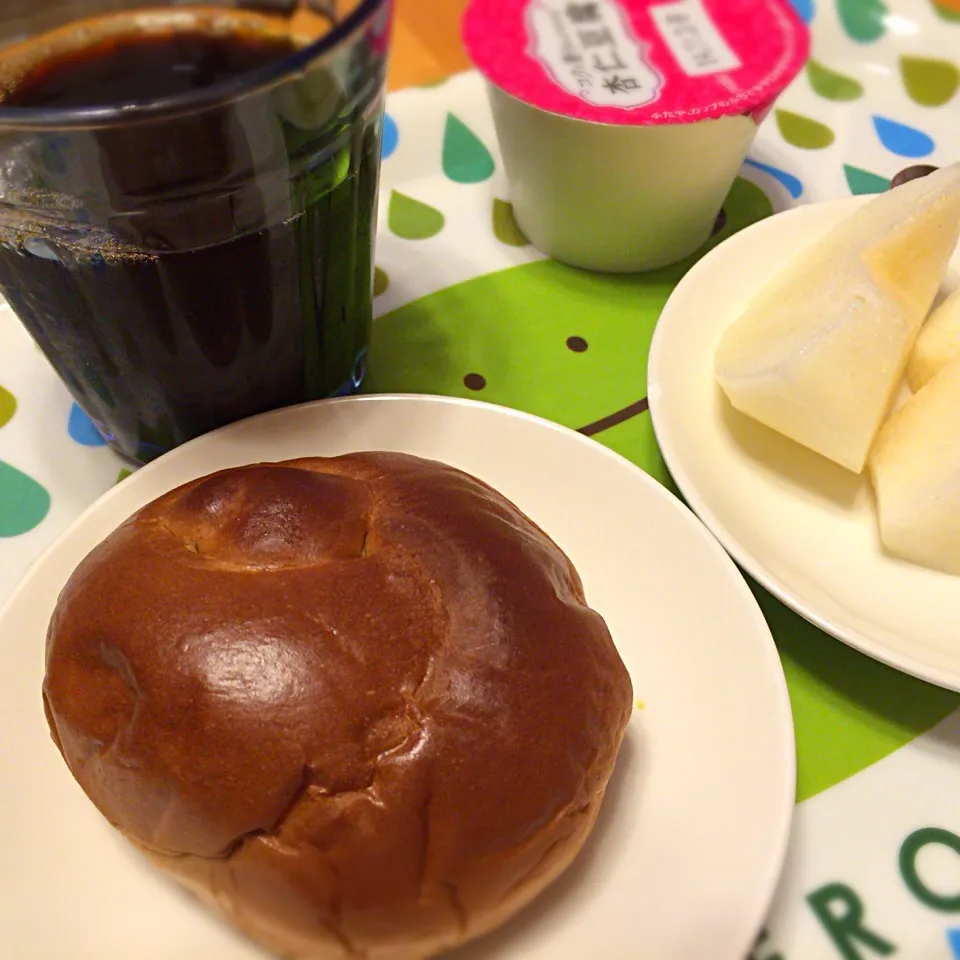 黒糖ロール 梨 杏仁豆腐 アイスコーヒー|さるさん