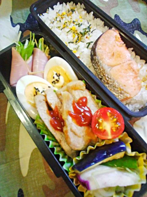 9月1日(月)　高1男子弁当
ポークチャップ、ゆで玉子、水菜のハム巻き、焼き鮭、ミックス野菜の漬け物、ミニトマト|Tomokoさん