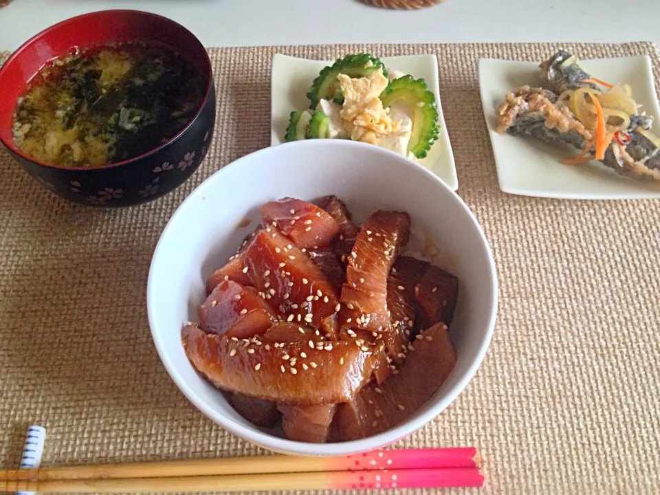 鮪漬け丼 鰯のつみれ汁 ゴーヤチャンプル 鰯南蛮漬け|にゃろめさん