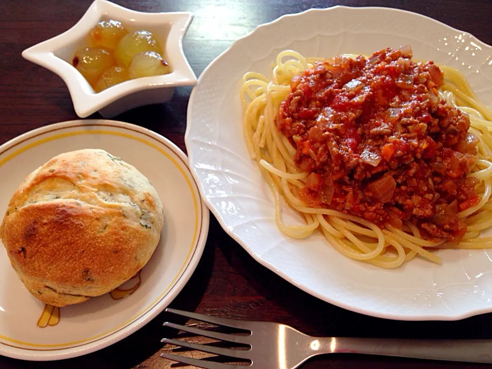 Snapdishの料理写真:☆本日の晩御飯☆ミートソースパスタ、ローズマリー×粗挽き胡椒のハードパン、ピオーネ・・・美味しかったー！|♡Noriko♡さん