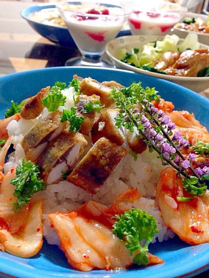 バルサミコ風味鰯の蒲焼きリメイク飾り寿司。卵とじうどん。手羽元の生姜醤油煮込み。ルバーブジャムヨーグルト。|Kumi_loveさん