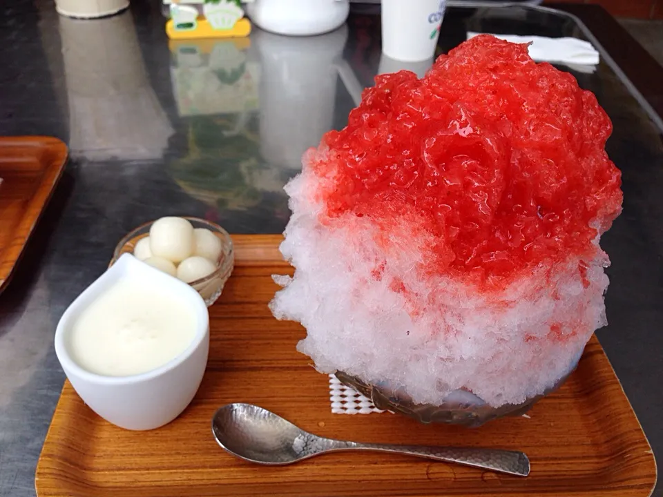 Snapdishの料理写真:埜庵の天然氷のかき氷♡自家製苺シロップのヨーグルト練乳 粒つぶ苺シロップ最高♡ 練乳おかわりオススメw|Mehco Coconutvanillaさん