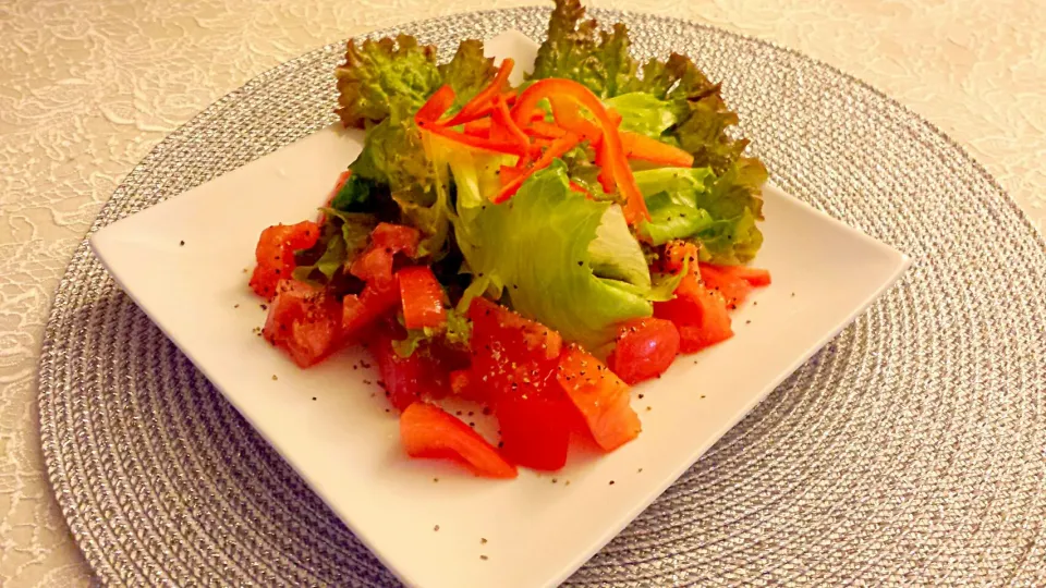 todays salad  sunny lettuce with  paprika, tomate .|Saito  Iwaoさん