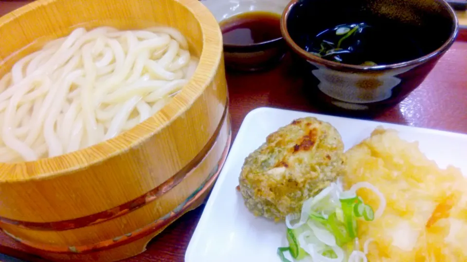 Snapdishの料理写真:釜揚げうどん、天ぷら(じゃがいも･黄金かれい)＠外食|まあるさん