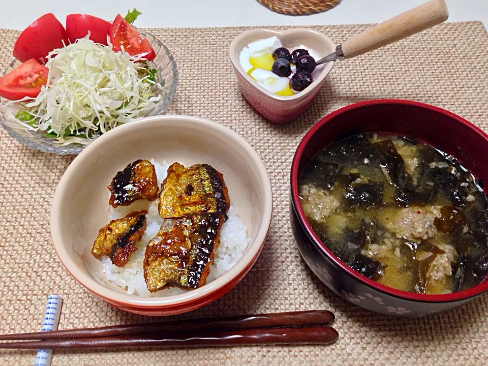 サンマのピリ辛焼ご飯 鰯のつみれ汁 サラダ ヨーグルト|にゃろめさん