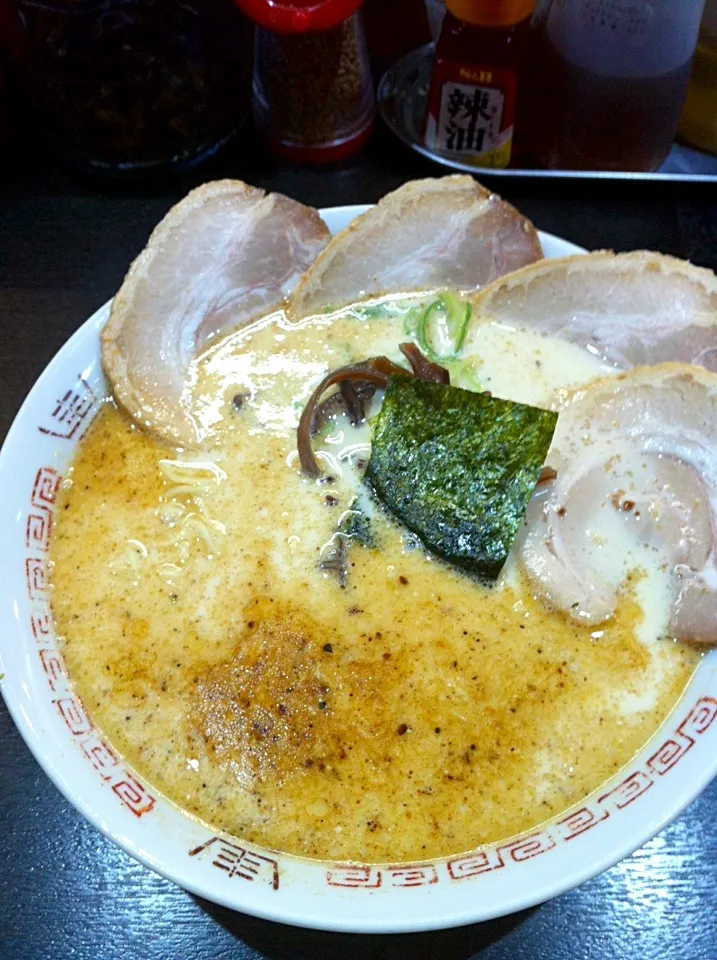 Snapdishの料理写真:豚骨塩ラーメン@三十一代目 哲麺（与野）|Kazuya Miyukiさん