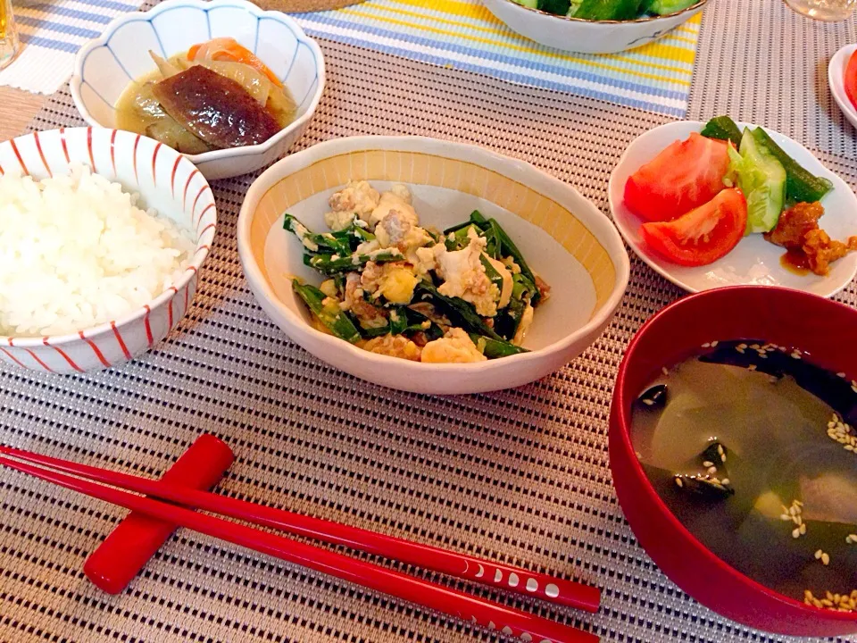 豆腐とひき肉のニラ炒め、もろ味噌きゅうり、鳥と根菜と煮物、あさりとワカメの中華スープ|まろさん