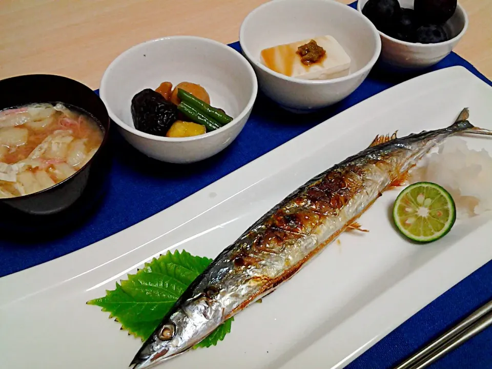 【今日の猫まんま】サンマの塩焼き、冷や奴、野菜の炊き合わせ、油揚げの味噌汁、巨峰。






昨日のリベンジで秋刀魚！|梨花さん